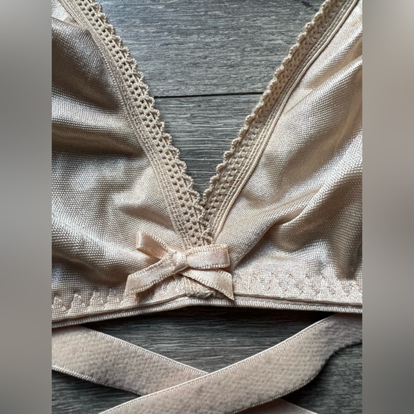 Vintage Warner’s Any Which Way Wire Free Cream Triangle Wrap Bralette 36 A B C - Picture 3 of 13